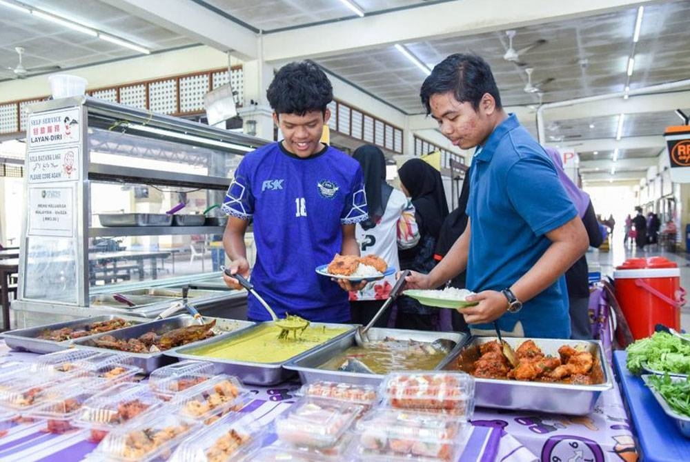 Pelajar mengambil juadah yang disediakan di kafe kampus UniSZA. - Foto UniSZA