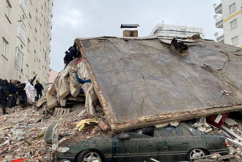 Orang ramai mencari mangsa yang terperangkap melalui runtuhan berikutan gempa bumi di Diyarbakir, Turki - Foto: Reuters