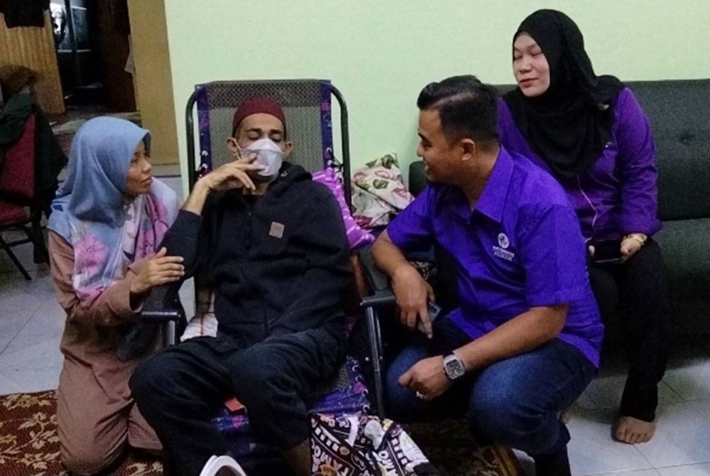 Zuraidi (dua dari kiri) ketika menerima lawatan ahli Parti Bangsa Malaysia (PBM) Kelantan di rumah ibunya di Kampung Paloh Palekbang pada Selasa.