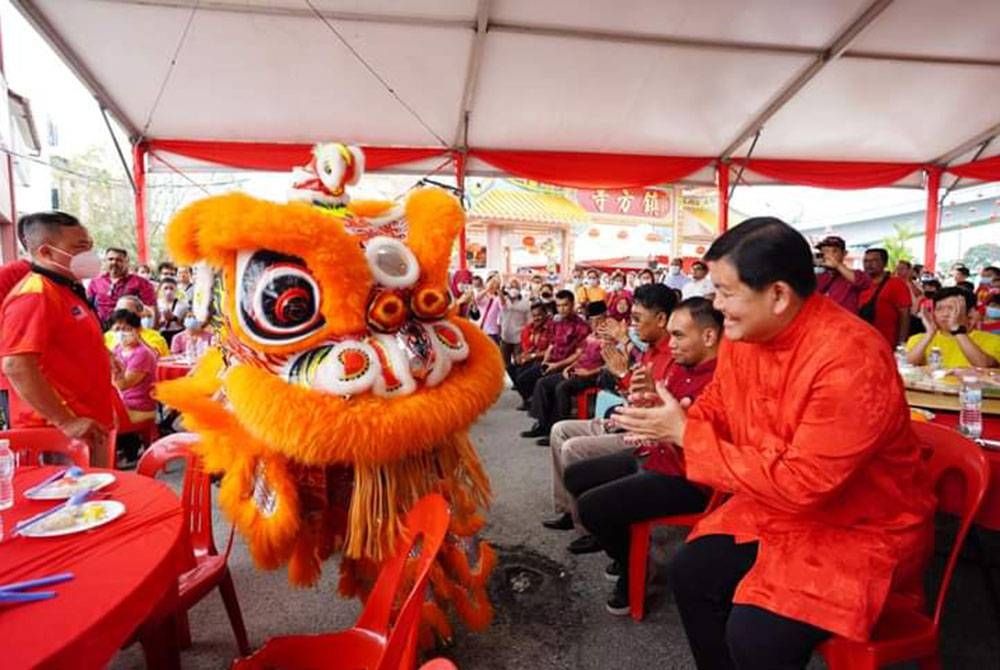 Loy Sian (kanan) menghadiri Pesta Budaya dan Warisan Chap Goh Mei yang berlangsung di tapak parkir Jalan Mendaling.