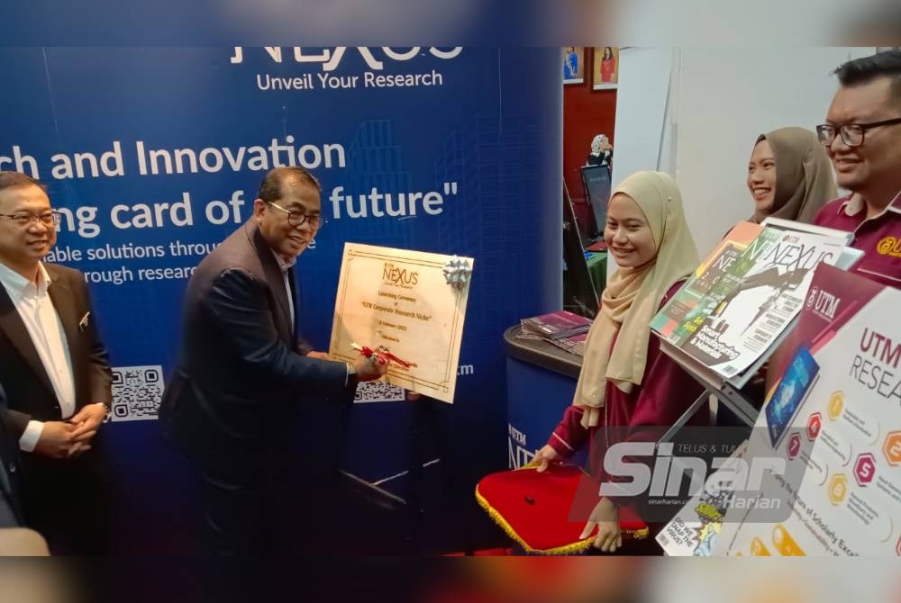 Mohamed Khaled menurunkan tandatangan semasa melawat pameran di Universiti Teknologi Malaysia (UTM) di Skudai, Johor Bahru, pada Isnin.