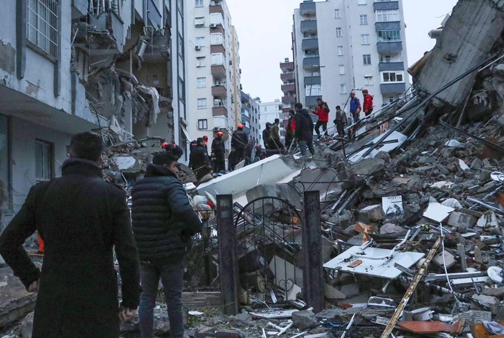 Gempa bumi berukuran 7.4 skala Richter itu telah meragut nyawa 76 penduduk, manakala 440 lagi cedera. Foto AP