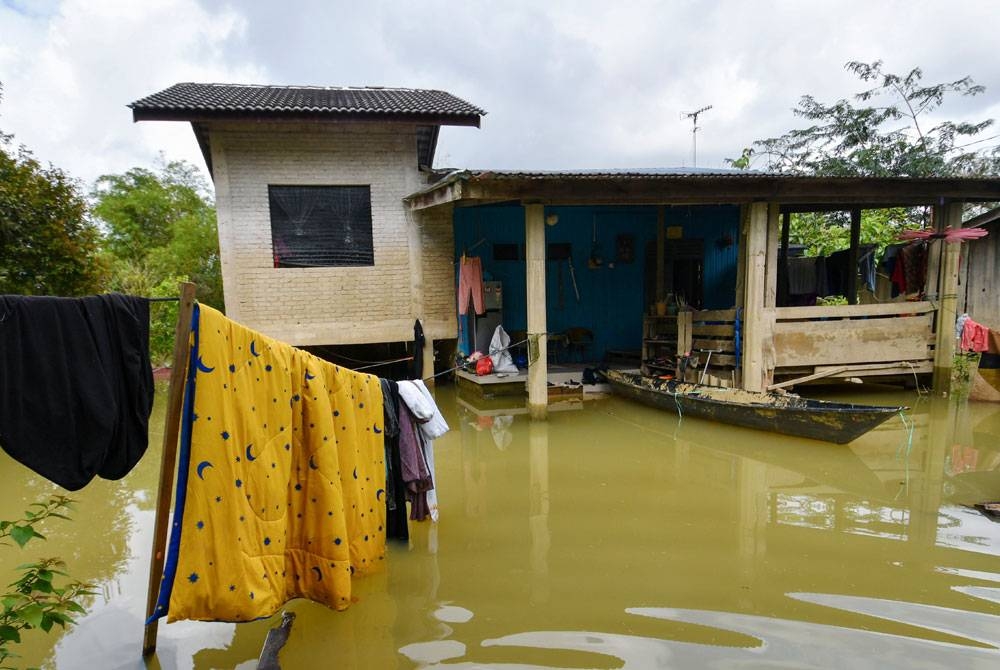 Sebahagian kediaman penduduk yang masih digenangi banjir ketika tinjauan di Kampung Tersang, Rantau Panjang. - Foto Bernama.