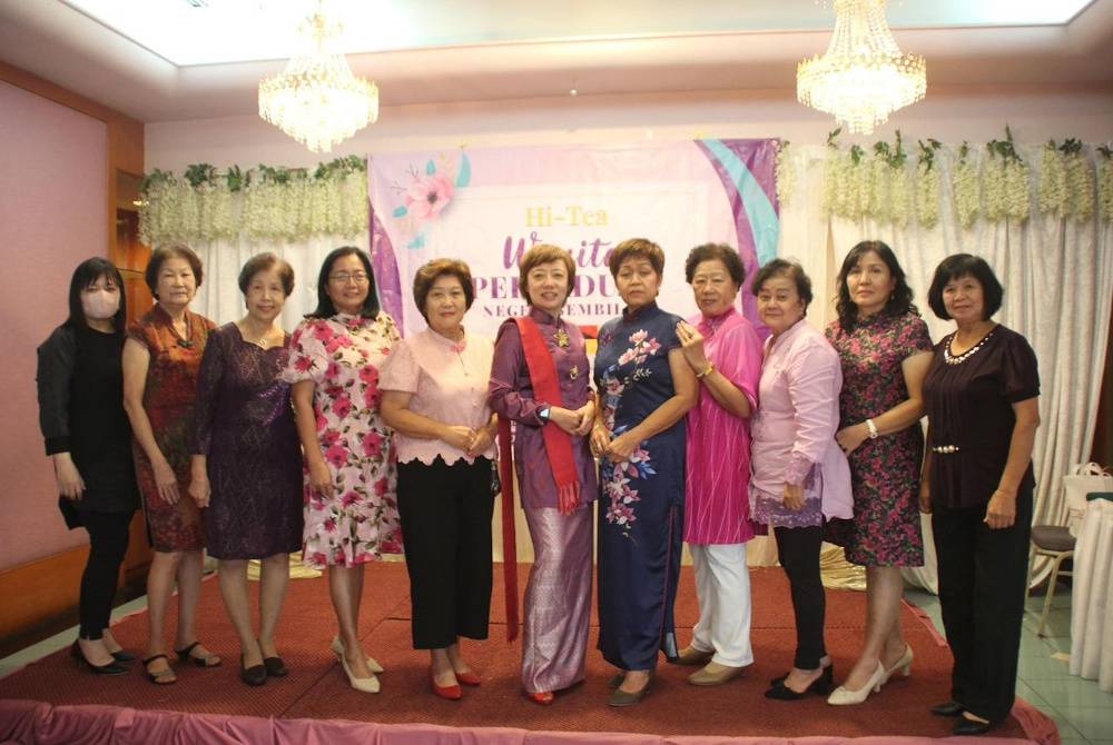 Nicole (enam dari kanan) bersama wanita-wanita MCA Negeri Sembilan.