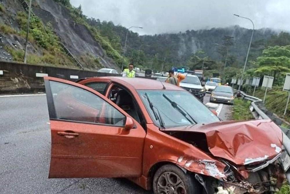 Lelaki Myanmar maut selepas kereta Proton Gen2 dipandunya hilang kawalan dan terbabas di Kuala Kangsar pada Isnin. - Foto ihsan pembaca