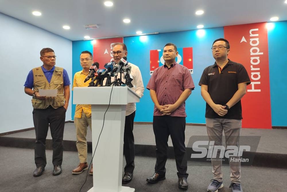 Anwar (tengah) ketika sidang media di ibu pejabatnya, di sini pada Isnin. Turut hadir, Setiausaha Agung PKR, Datuk Seri Saifuddin Nasution Ismail; Naib Presiden PKR, Nik Nazmi Nik Ahmad; Timbalan Presiden PKR, Mohd Rafizi Ramli dan Naib Presiden PKR, Chang Lih Kang.