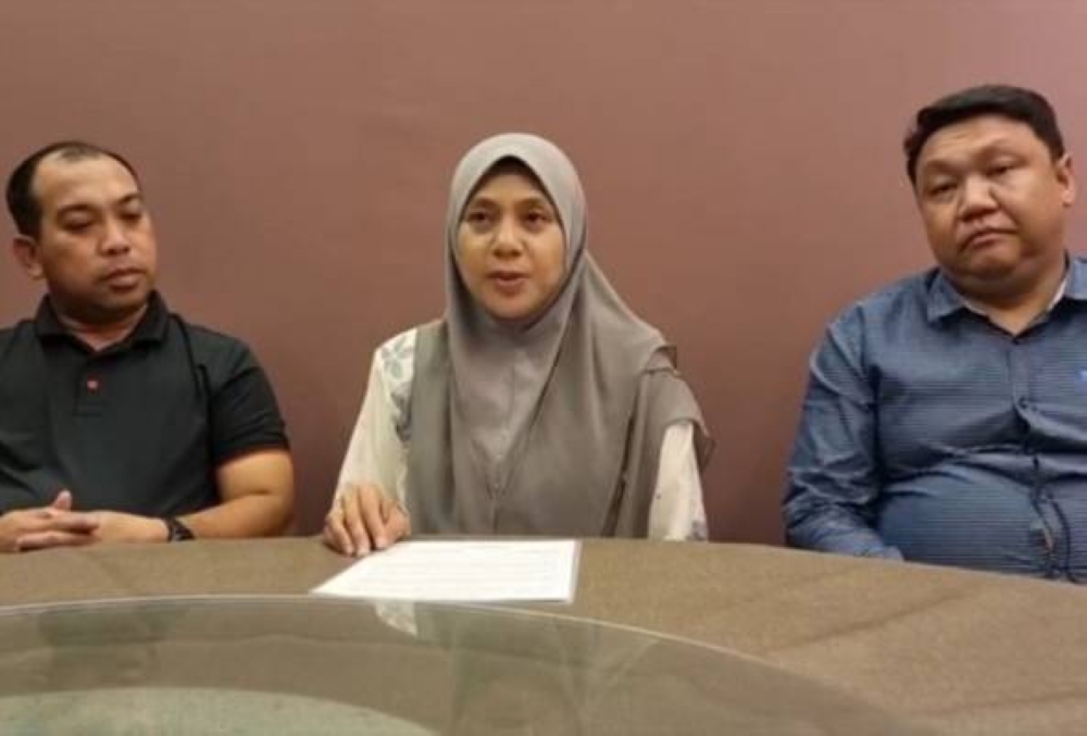 Mohammad (kiri), Norazlinah (tengah) dan Chen Bin (kanan) membuat kenyataan bersama menerusi satu video yang tular pada Isnin.