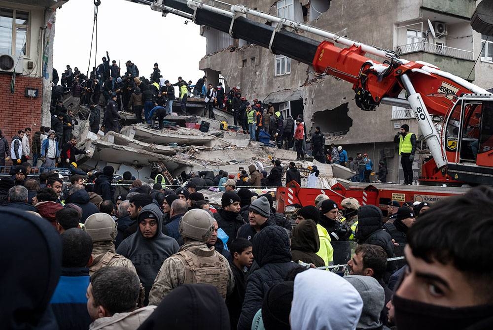 Gempa bumi yang melanda selatan Turkiye awal pagi Isnin berhampiran bandar Gaziantep telah meragut 912 nyawa di Turkiye. Foto EPA