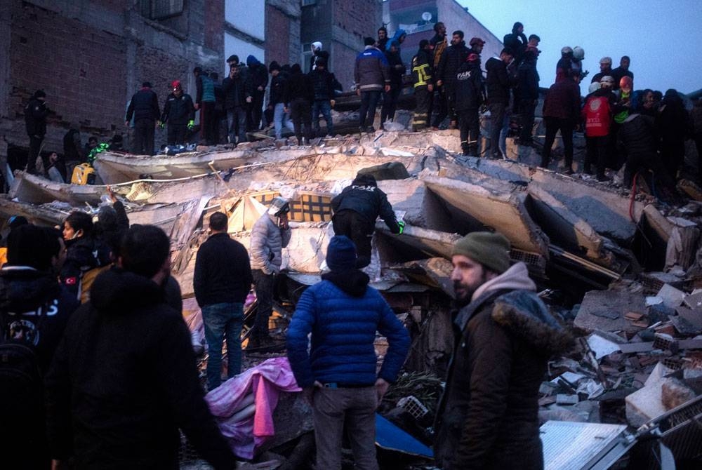 Angka korban akibat gempa bumi Turkiye meningkat kepada 1,498 orang. - Foto EPA