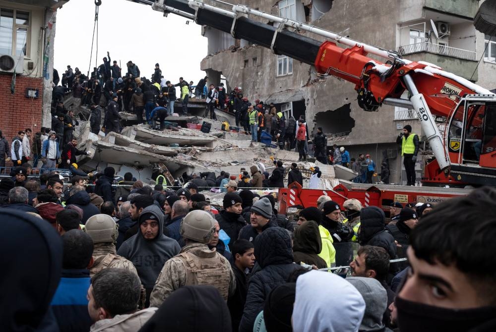 Gempa bumi dahsyat melanda tenggara Türkiye pada awal pagi Isnin. - Foto EPA