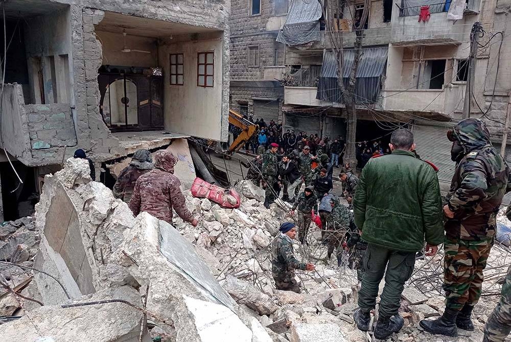 Kerja-kerja menyelamat sedang dijalankan selepas gempa bumi kuat melanda wilayah Aleppo, utara Syria pada Isnin. Foto Xinhua