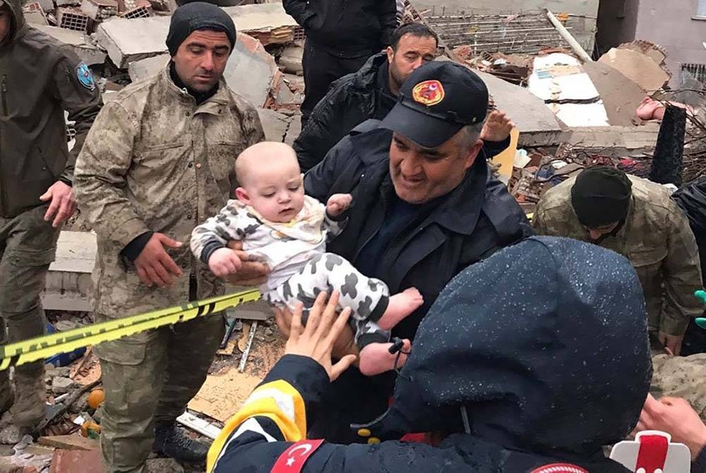 Seorang bayi berjaya ditarik keluar daribbawahbsisa runtuhan di Malatya, Turikye. - Agensi.