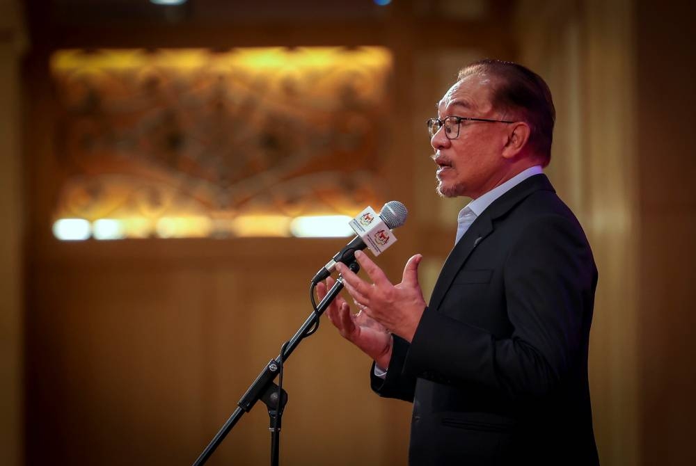 Anwar menyampaikan ucapan pada majlis perjumpaan bersama warga JPM di Dewan De&#039; Seri Endon, Puspanitapuri hari ini. Foto Bernama