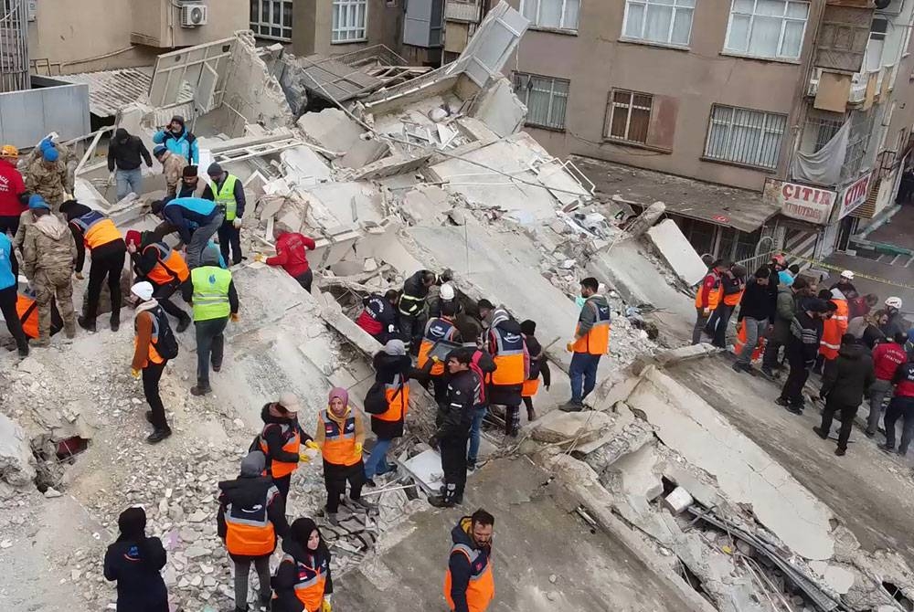 Anggota penyelamat mencari mangsa yang terperangkap di bandar Sanliurfa selepas gempa bumi berukuran 7.8 magnitud landa Turkiye. - Foto AFP