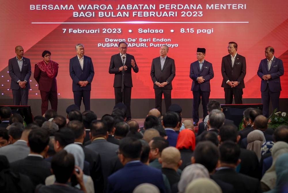 Anwar (empat, kiri) menyampaikan ucapan pada majlis perjumpaan bersama warga JPM di Dewan De&#039; Seri Endon, Puspanitapuri hari ini. Foto Bernama