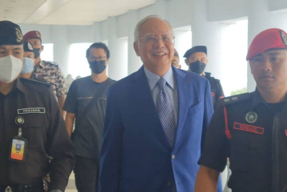 Najib hadir di Mahkamah Tinggi Kuala Lumpur dengan diiringi pegawai penjara, bagi menghadiri prosiding kes rasuah dan pengubahan wang haram dana 1MDB, pada Selasa.