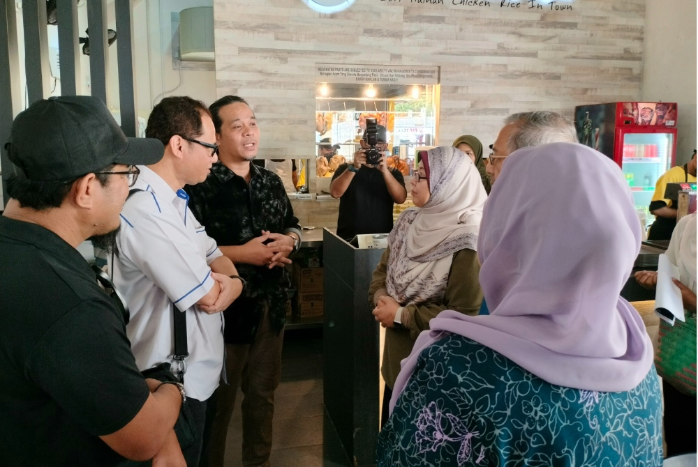 Fuziah (kanan) ketika lawatan kerja di sebuah restoran di Indera Mahkota pada Selasa.