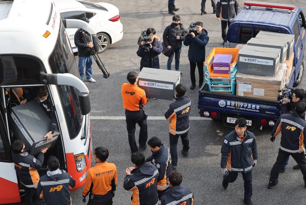 Pasukan penyelamat antarabangsa Korea Selatan sedang sibuk memindahkan peralatan di Ibu Pejabat 119 Penyelamat Nasional di Namyangju untuk dihantar ke Turkiye yang dilanda gempa bumi. - Foto EPA