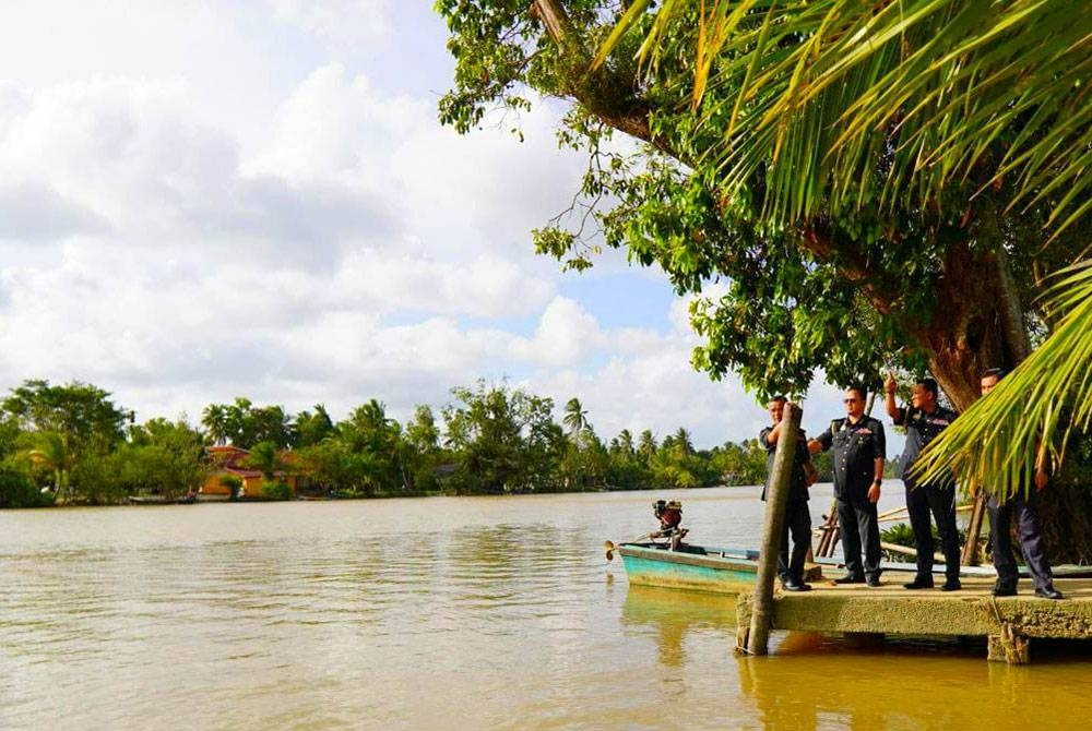 KPDN Kelantan mendedahkan lebih 30 pangkalan haram di sepanjang Sungai Golok di Tumpat dan Rantau Panjang dikenal pasti aktif dengan aktiviti penyeludupan barangan kawalan negara ke Thailand.