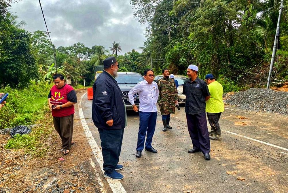 Zuridan (kiri) bersama Ahli Parlimen Jerantut, Khairil Nizam Khirudin melawat lokasi kejadian tanah runtuh pada Selasa. - Foto Ihsan ADUN Damak