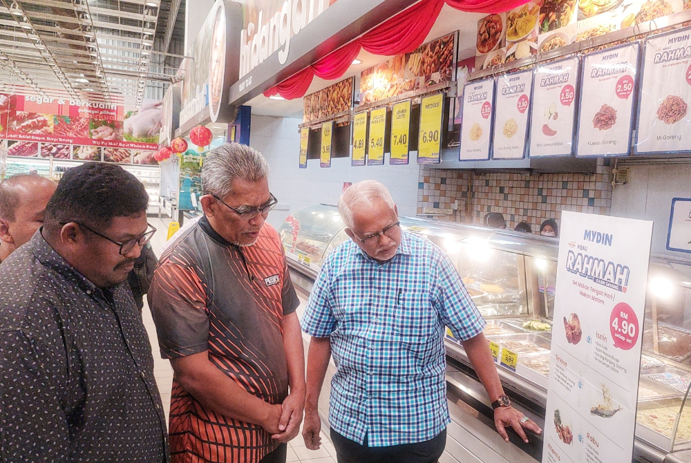 Mahfuz (kanan) membuat tinjauan pelaksanaan Menu Rahmah di Pasaraya Besar Mydin, Alor Mengkudu Alor Setar pada Selasa.