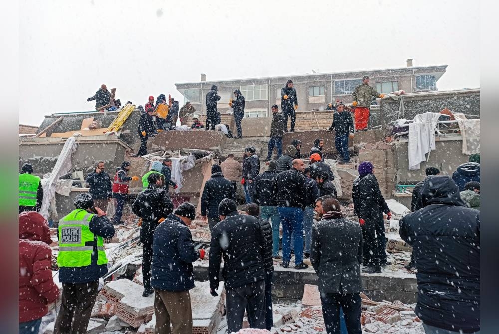 Orang ramai memeriksa bangunan yang rosak selepas dilanda gempa bumi di Malatya, Turkiye. - Foto Xinhua