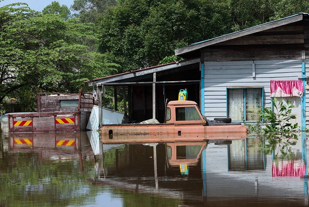 Sebuah rumah yang terletak berhampiran Sungai Belat masih lagi digenangi air akibat limpahan sungai tersebut ketika tinjauan foto Bernama hari ini. - Foto Bernama