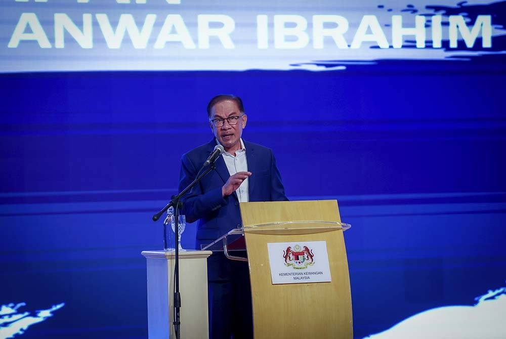 Perdana Menteri Datuk Seri Anwar Ibrahim, yang juga Menteri Kewangan berucap pada majlis Perhimpunan Bulanan Warga Kementerian Kewangan bersama Perdana Menteri merangkap Menteri Kewangan di sini pada Rabu. - Foto Bernama.