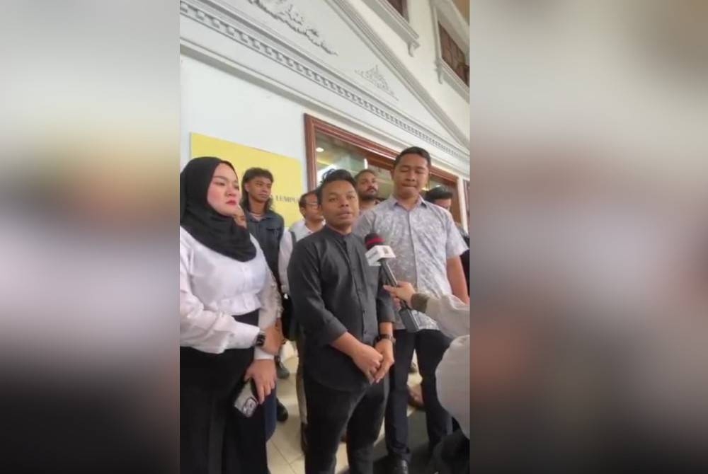 Amir Hariri (dua dari kiri) hadir di Mahkamah Majistret Kuala Lumpur untuk prosiding pengurusan kes membabitkan perhimpunan isu projek LCS pada Rabu.