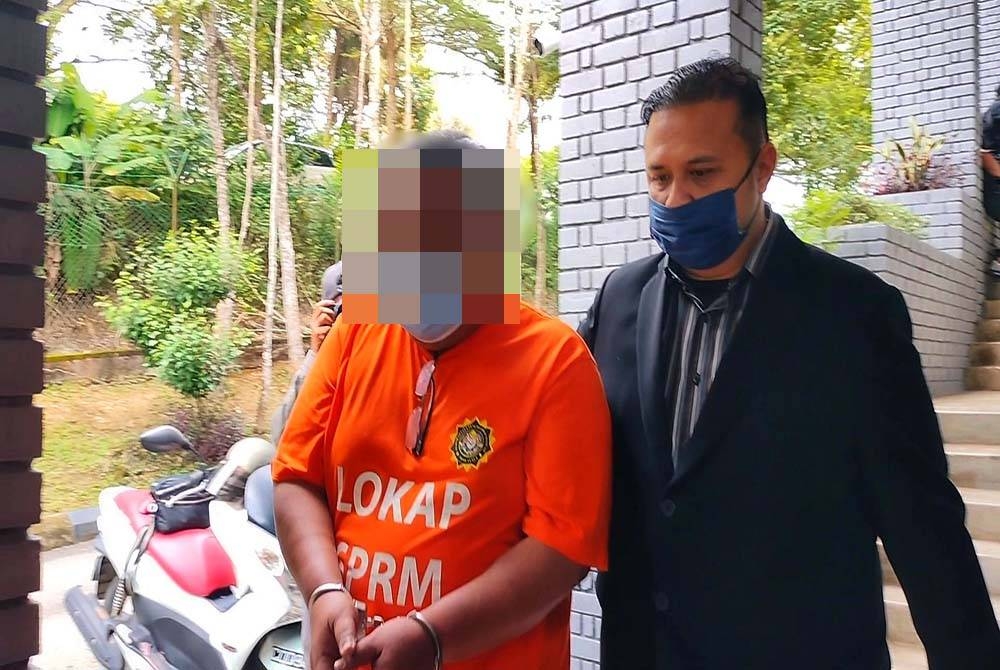 Suspek dibawa keluar selepas perintah reman dikeluarkan Majistret Mohamed Shah Reza di Mahkamah Majistret Temerloh pada Rabu.