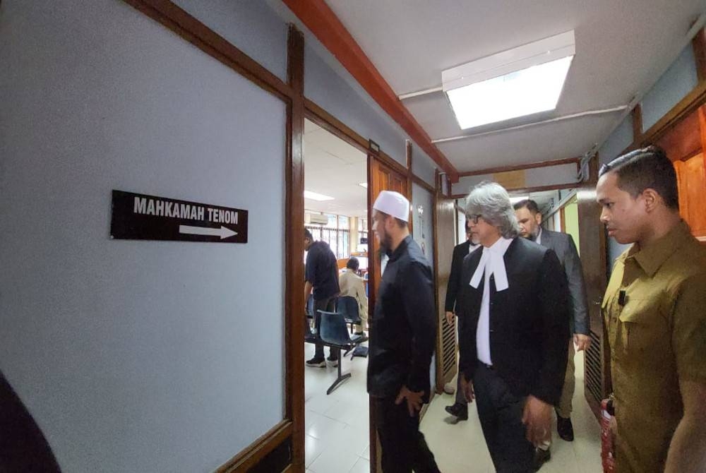 Ebit bersama peguamnya, Ram Singh di Mahkamah Majistret Tenom ketika perbicaraan berlangsung pada Rabu.