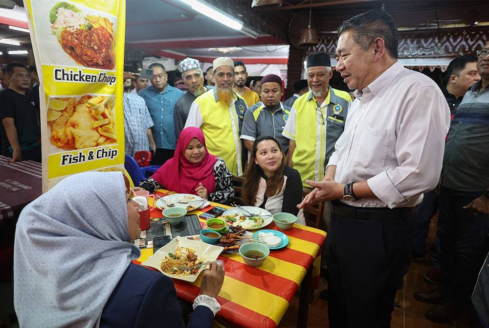 Salahuddin beramah mesra bersama pelanggan ketika hadir merasmikan Menu Rahmah bersama Persatuan Pengusaha Restoran Tom Yam Malaysia (PERTOM) di Medan Selera Lembah Keramat AU5 hari ini. Foto Bernama