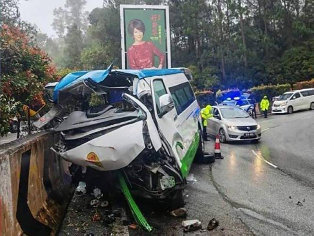 Keadaan van yang terlibat dalam kemalangan di KM 4.8 Jalan Genting Highlands sehingga menyebabkan tujuh daripada 14 penumpang maut pada Rabu. - Foto Awani