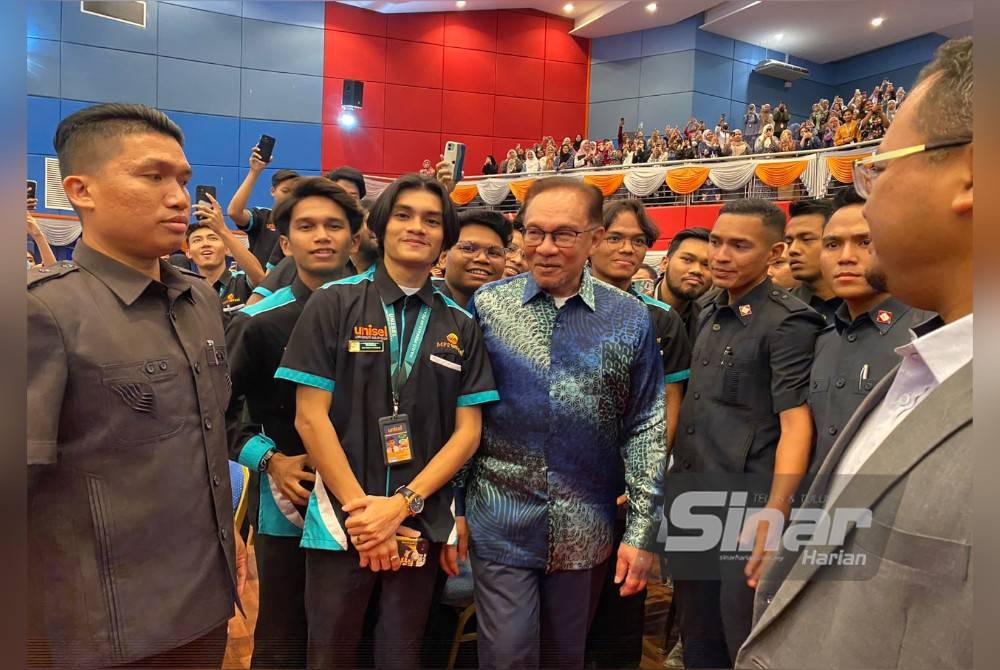 Anwar bergambar bersama penuntut selepas berucap pada Syarahan Ulung Kursi Siddiq Fadzil 'Reformasi Pendidikan untuk Kesejahteraan Masa Depan Malaysia' di Universiti Selangor (Unisel) Kampus Bestari Jaya pada Khamis.