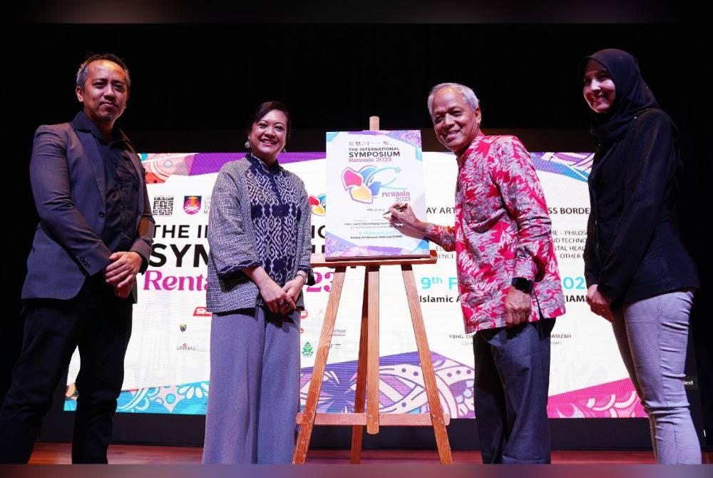 Muhammad Nasir Hamzah (dua dari kanan) merasmikan Simposium Antarabangsa Rentasia 2023 di Muzium Kesenian Islam Malaysia pada Khamis.