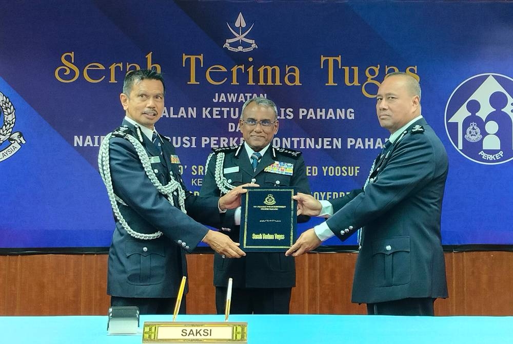 Ramli (tengah) menyaksikan serah terima tugas Timbalan Ketua Polis Pahang antara Abdul Razak (kiri) dan pemangku, Noor Hisam dalam satu majlis di IPK Pahang pada Khamis