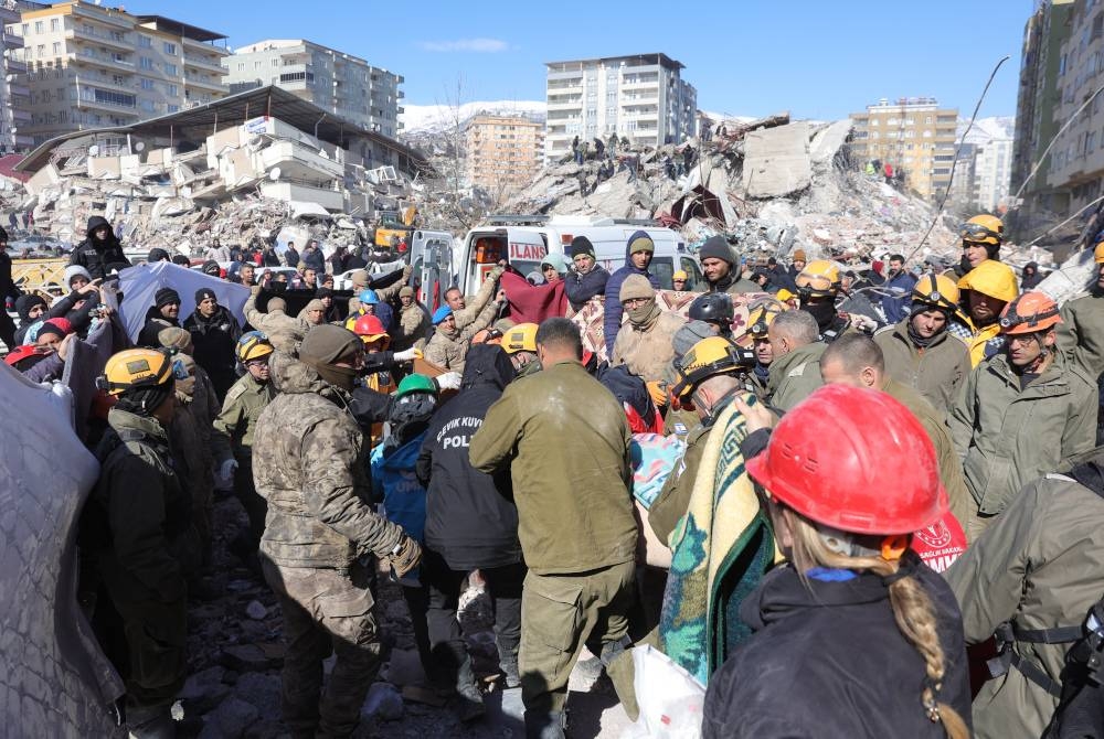 Jumlah kematian akibat gempa bumi dahsyat melanda tenggara Turkiye dan sempadan Syria meningkat lebih 12,000 orang setakat ini. - Foto EPA