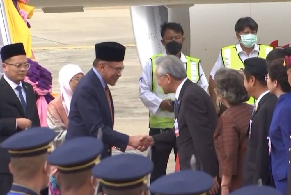 Ketibaan Anwar disambut Timbalan Perdana Menteri Thailand dan Menteri Luar Don Pramudwinai, mewakili kerajaan Thailand.