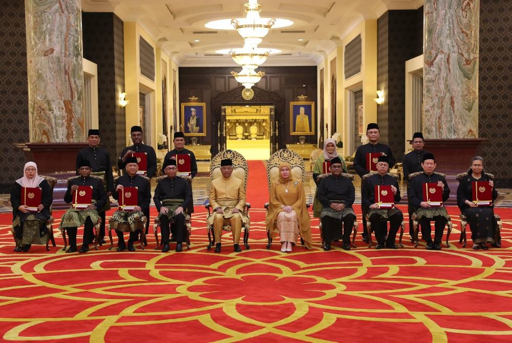 Al-Sultan Abdullah dan Raja Permaisuri Agong Tunku Hajah Azizah Aminah Maimunah Iskandariah berkenan bergambar bersama Ketua-ketua Perwakilan Malaysia ke Luar Negara selepas Istiadat Penerimaan Watikah Pelantikan di Istana Negara pada Khamis. - Foto Bernama