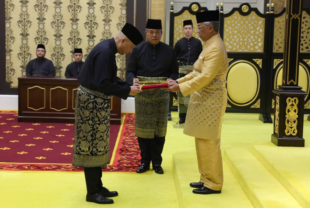 Yang di-Pertuan Agong Al-Sultan Abdullah Ri’ayatuddin Al-Mustafa Billah Shah berkenan mengurniakan watikah pelantikan kepada Duta Besar Malaysia ke Amerika Syarikat Datuk Seri Mohamed Nazri Abdul Aziz di Istana Negara pada Khamis. - Foto Bernama