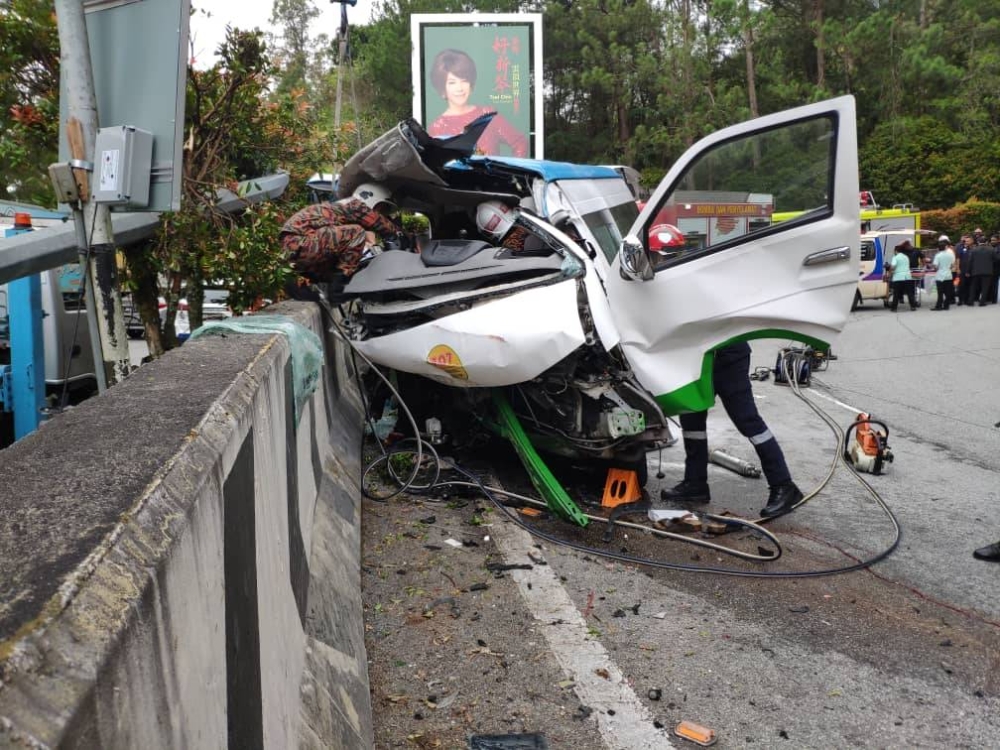 Keadaan van persiaran dinaiki 14 penumpang termasuk pemandu yang terbabit nahas di Jalan Genting Highlands meragut tujuh nyawa pada Rabu. 