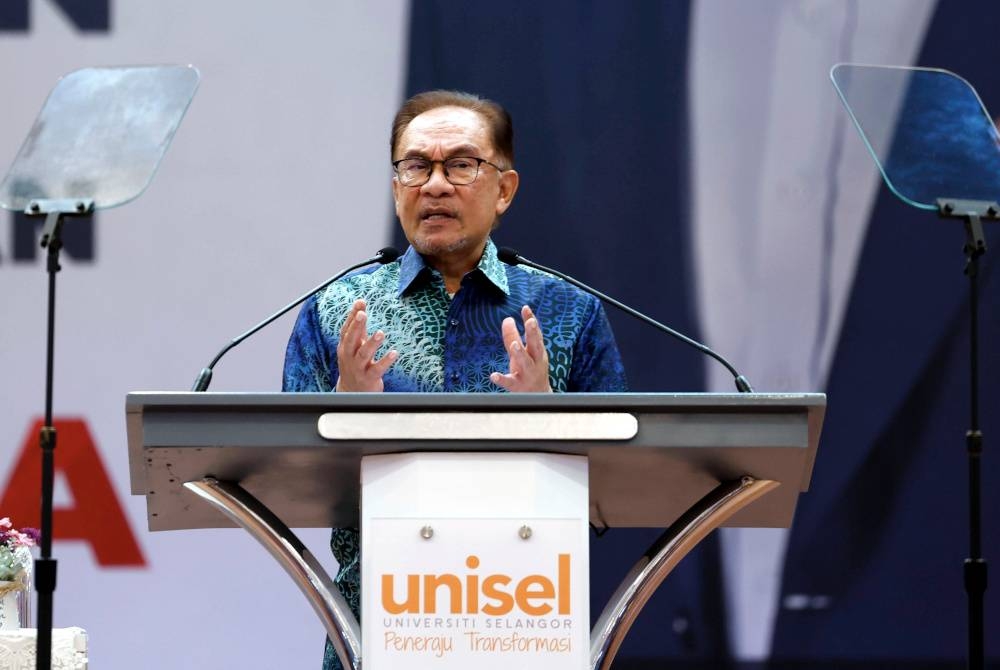 Perdana Menteri Datuk Seri Anwar Ibrahim berucap di Dewan Canselor Universiti Selangor (UNISEL), Kampus Bestari Jaya - Foto Bernama