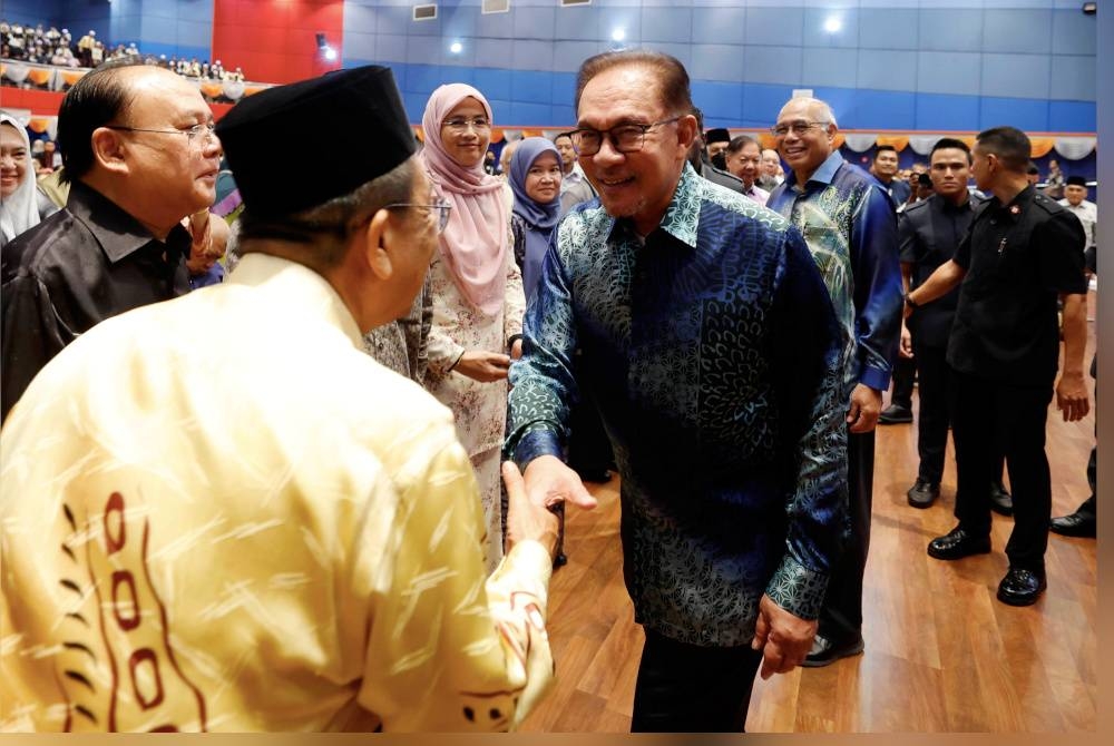 Anwar beramah mesra dengan peserta selepas menyampaikan Syarahan Ulung Kursi Siddiq Fadzil: Reformasi Pendidikan Untuk Kesejahteraan Masa Depan Malaysia di Dewan Canselor Unisel Kampus Bestari Jaya pada Khamis. - Foto Bernama