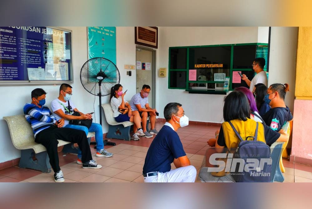 Waris mangsa yang menunggu di Unit Forensik, Hospital Sultan Haji Ahmad Shah, Temerloh pada Khamis.