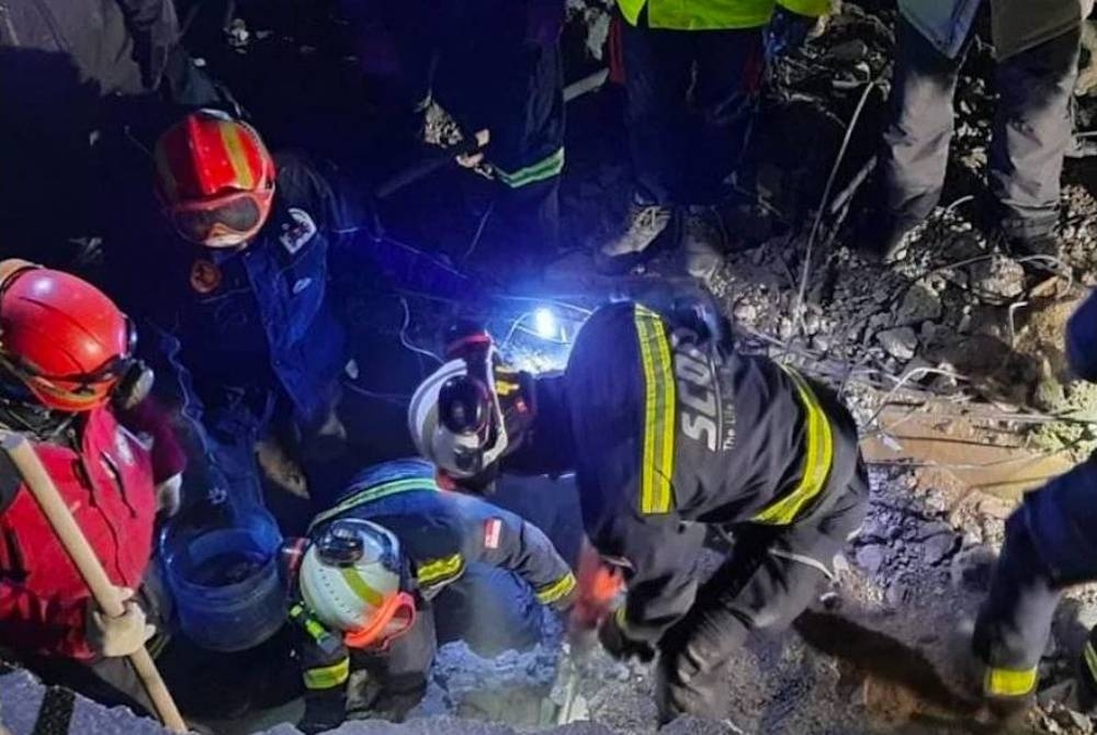 Pasukan penyelamat dari Singapura berjaya menyelamatkan seorang budak lelaki yang terperangkap dalam runtuhan bangunan. - Foto Facebook rasmi SCDF