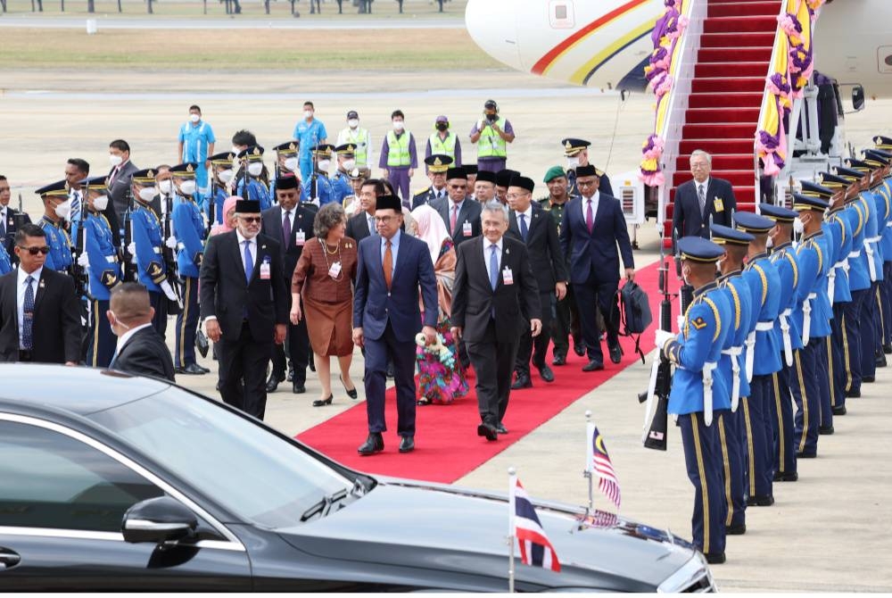 Anwar bersama Wan Azizah tiba di Terminal Udara Tentera 2 dalam lawatan rasmi ke Thailand selama dua hari bermula hari ini. - Foto Bernama