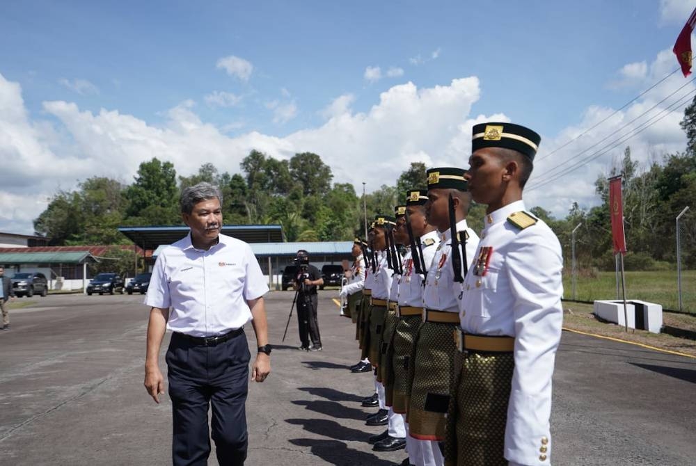 Mohamad membuat pemeriksaan perbarisan sempena lawatannya ke Kem Lok Kawi, Putatan.