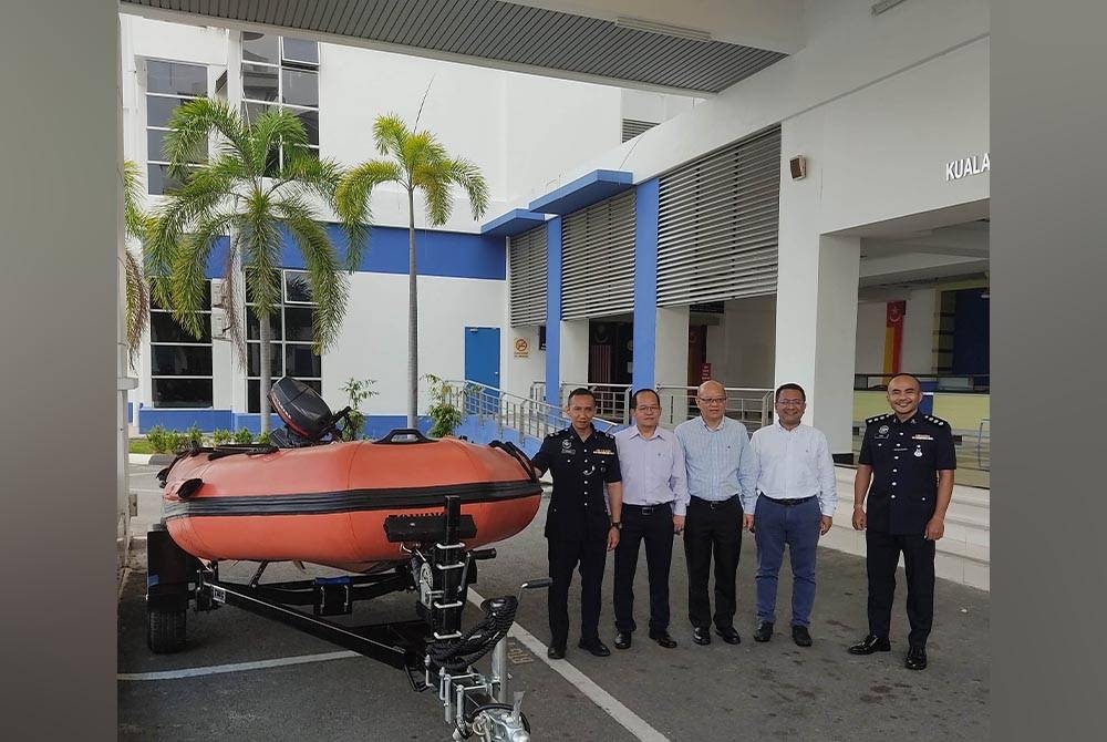 Ahmad Ridhwan (kiri) bergambar bersama Boon Soon (dua dari kiri) ketika majlis penyerahan bot penyelamat di IPD Kuala Langat