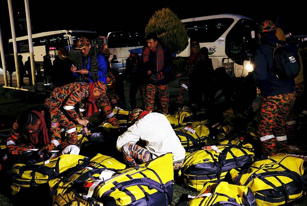 Pasukan MAS-10 mengangkat peralatan yang tiba di Lapangan Terbang Antarabangsa Gaziantep. - Foto Bernama