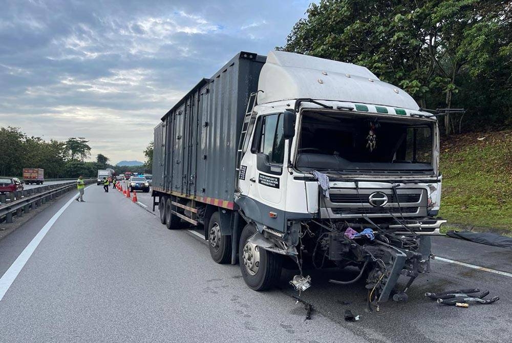 Kelindan lori maut selepas kenderaan dinaikinya melanggar belakang treler dalam nahas di Tapah pada Jumaat. - Foto ihsan PDRM